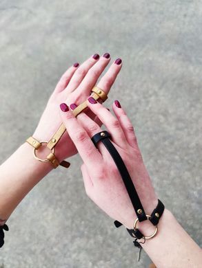 Пара браслетов на запястье и палец Bijoux Indiscrets MAZE Hand Bracelet Harness Brown, экокожа