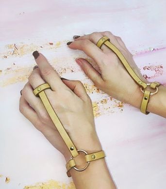 Пара браслетов на запястье и палец Bijoux Indiscrets MAZE Hand Bracelet Harness Brown, экокожа