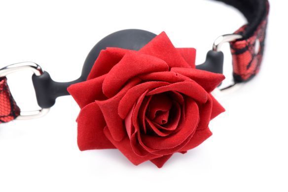 Кляп с розой Master Series: Eye-Catching Ball Gag With Rose, черно-красный